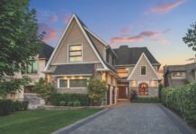 Luxury Lakeside Cottage in the City